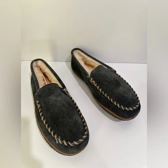 Minnetonka Tobie Moccasin Slipper size 9 men